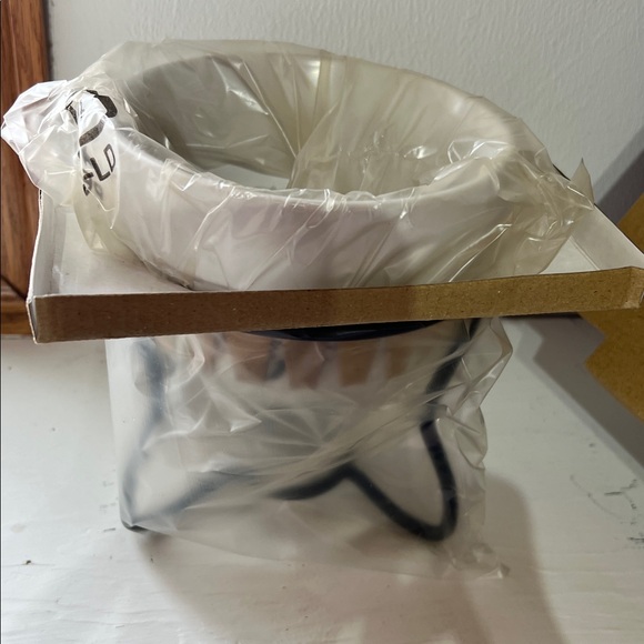 Wilton Fondue Set with White Pot and Black Stand - Picture 4 of 4